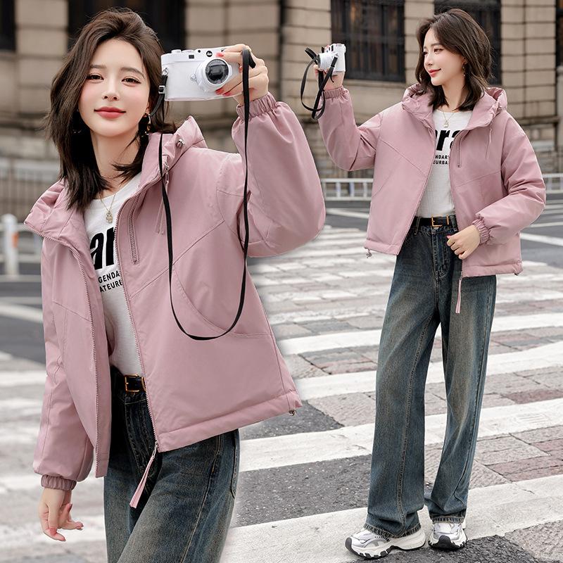 Женская короткая стеганая зимняя куртка с капюшоном на хлопковой подкладке