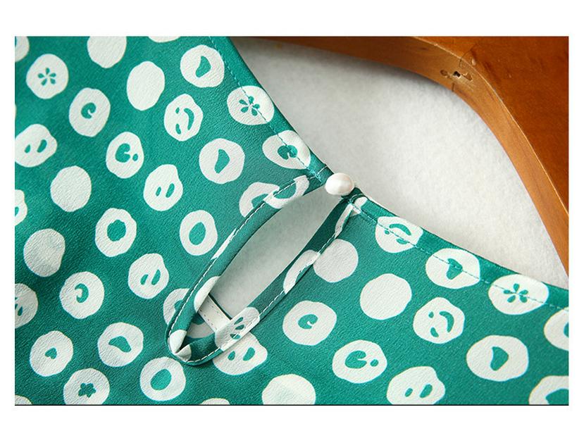 Шелковое платье средней длины в горошек