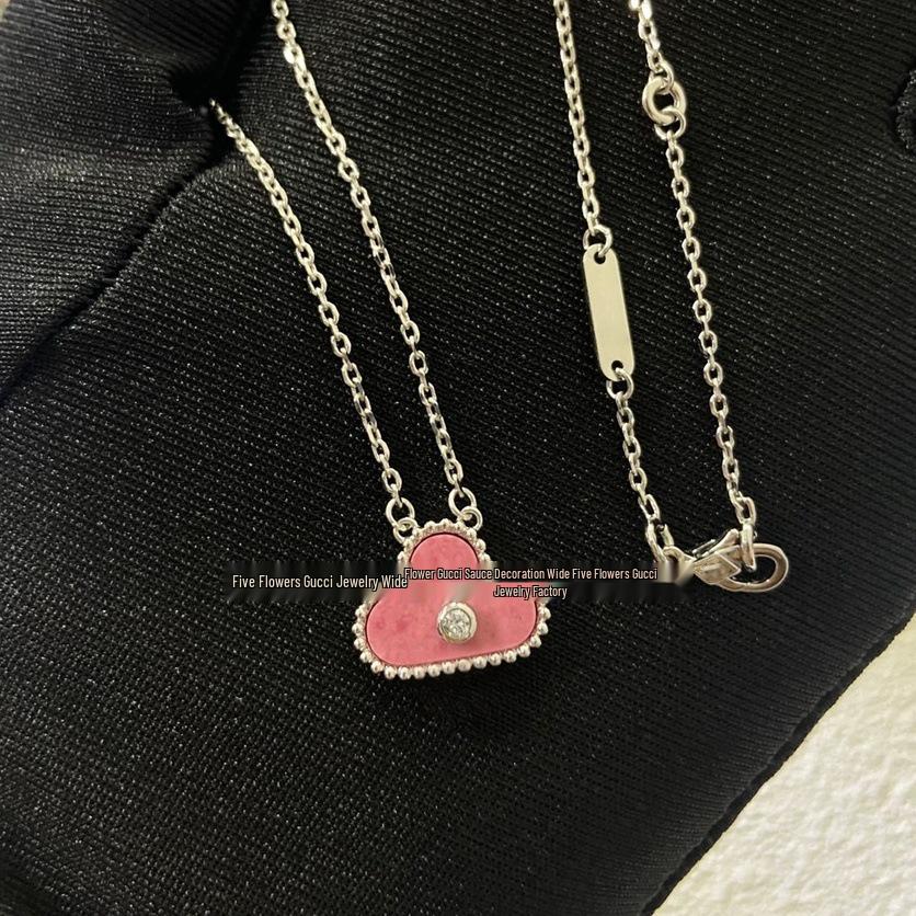 Ожерелье «Четырехлистный клевер» Van Cleef: Золотой кулон с дизайном в виде пяти цветков, с белым перламутром, красным агатом и бриллиантом для женщин.