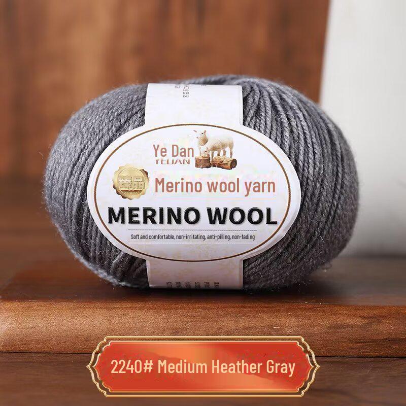 Тканая вручную пряжа из трех нитей мериносовой шерсти средней толщины — идеально подходит для кукольных свитеров, шарфов и шапок.. Изготовлено из 100% овечьей шерсти.