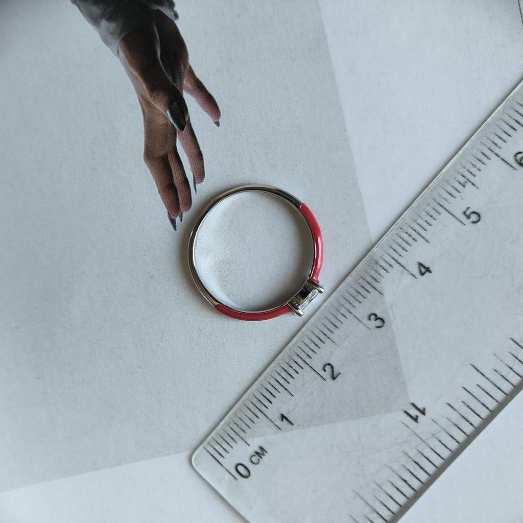 Серебряное кольцо с фианитами, емаллю, вес изделия 1,05 гр (60002236)