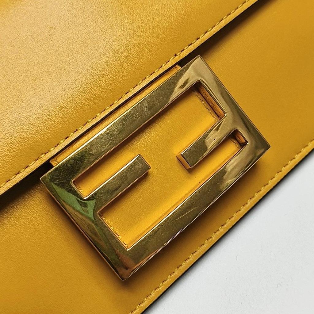 [Pre-Owned] Baguette Flat Gold Logo Leather Baguette Crossbody Shoulder Bag - Excellent #1MT2NLV