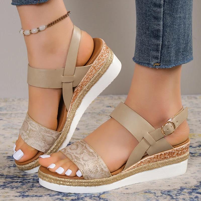 Модные модные босоножки на танкетке со змеиным узором для женщин, летние босоножки из искусственной кожи на платформе в римском стиле, женские повседневные нескользящие сандалии с ремешком сзади