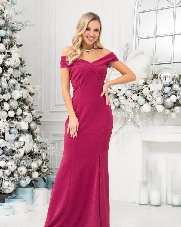 Темно-малиновое вечернее платье-годе с открытыми плечами