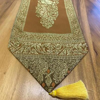 Медная скамейка с золотыми помпонами 23х200см - ручная работа из искусственного тайского шелка