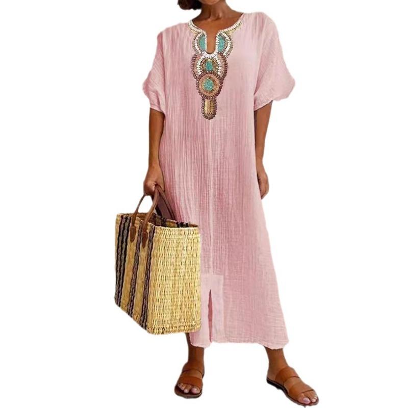 Платье с вышитым разрезом