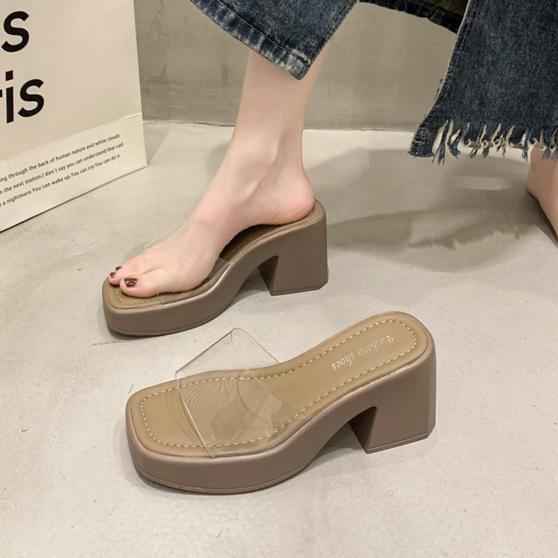 Шлепанцы на высоком каблуке для летней уличной носки для женщин 2025 новые прозрачные сандалии на одном ремешке водонепроницаемые на платформе на толстом каблуке крутые шлепанцы