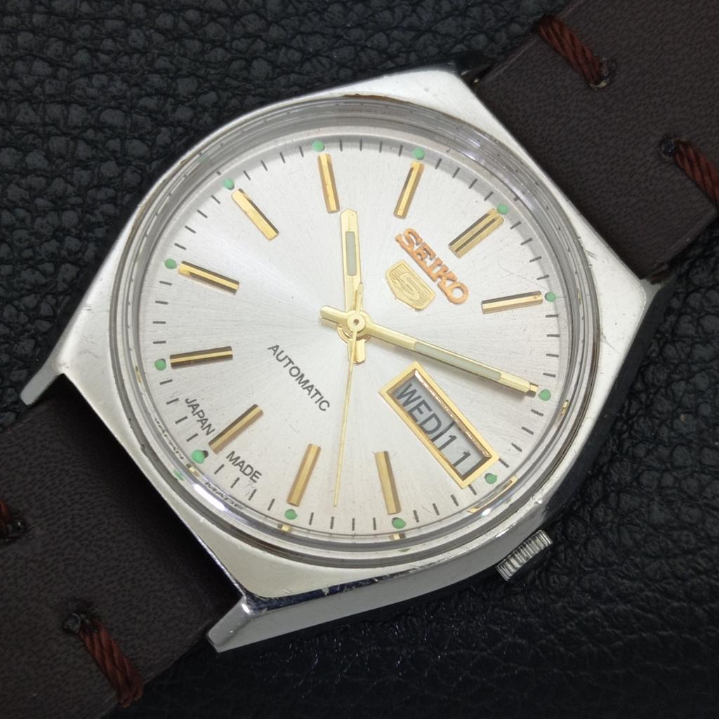 AUTOMATIC VINTAGE SEIKO 5 JAPAN MENS SILVER COLOR DIAL WATCH A701231-5 R206a-a701231