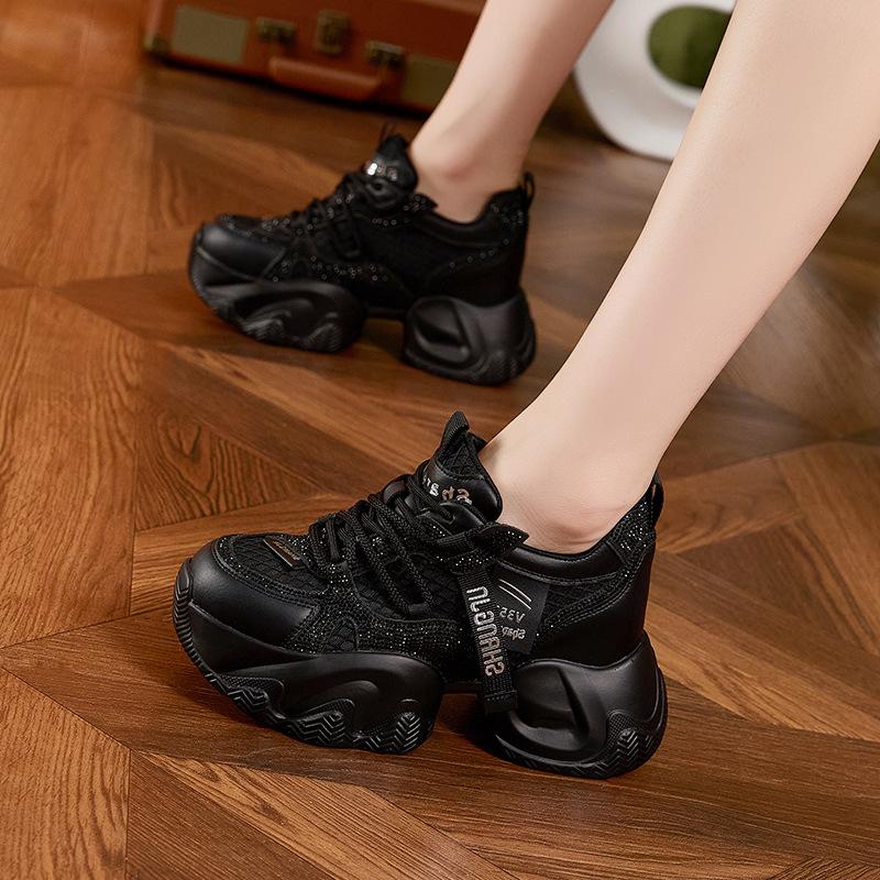 Туфли папы для девочки 2025 Осень Новые Каблук-подкова Сетчатые Дышащие Туфли на платформе со стразами Внутреннее увеличение высоты Повседневные кроссовки