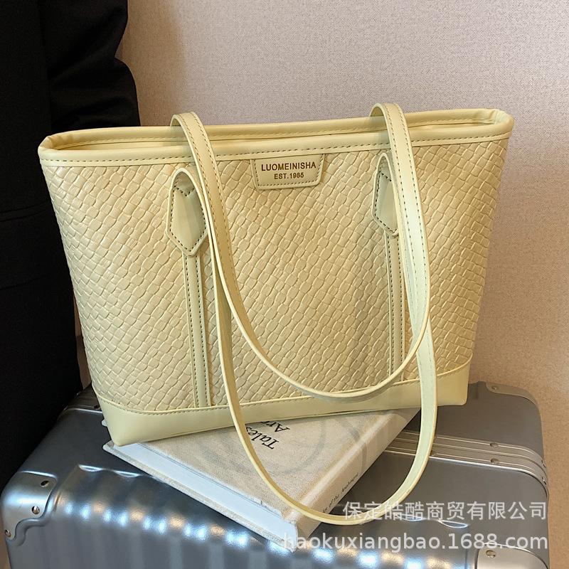 Женская сумка-тоут большой вместимости 2025 новая летняя универсальная сумка через плечо корейская версия ленивый стиль повседневная рабочая сумка для поездок