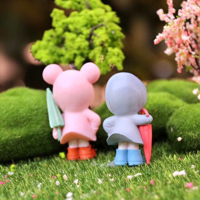 Adorable Cartoon Raincoat Couple Figurine - Miniature Landscape Decoration Doll