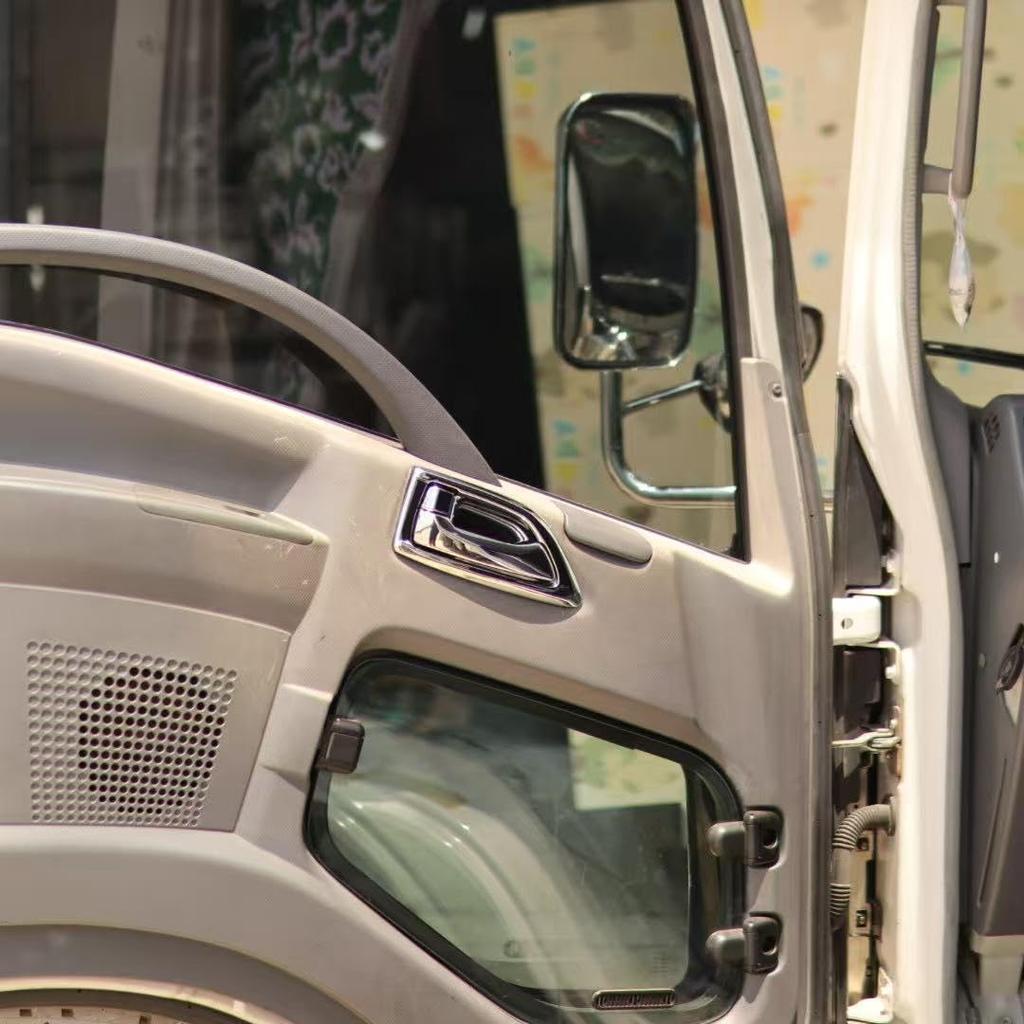 Chrome Inner Handles and Right for Isuzu 07 Elf Plated Parts (Left Set) Trucks, [Used]