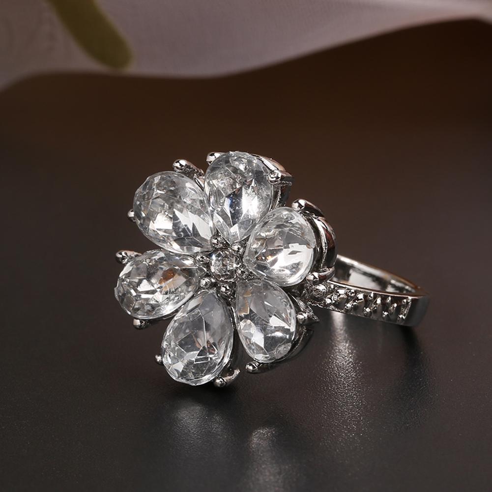 Кольцо женское в форме цветка из камней