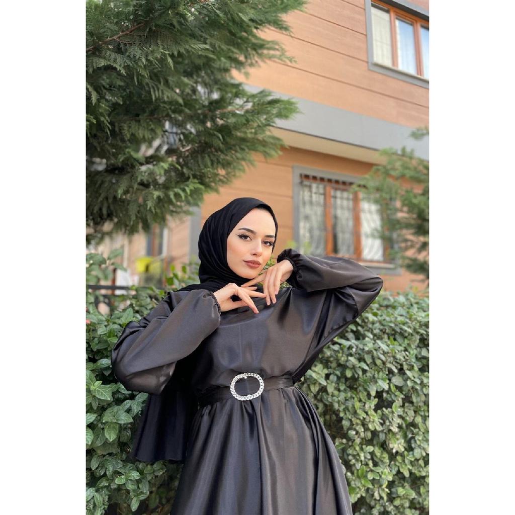 Атласное вечернее платье с эластичным поясом и поясом, темно-синее