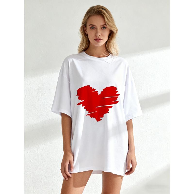 Женская футболка с коротким рукавом и принтом в виде красных мазков кисти в форме сердца.