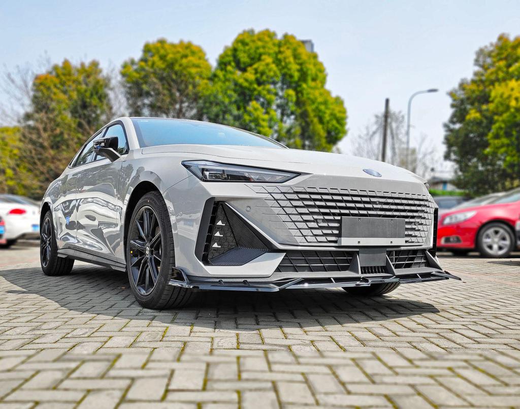 Комплект переднего сплиттера и заднего спойлера для Changan UNI-V 2022: Неразрушающая установка с защитой бампера
