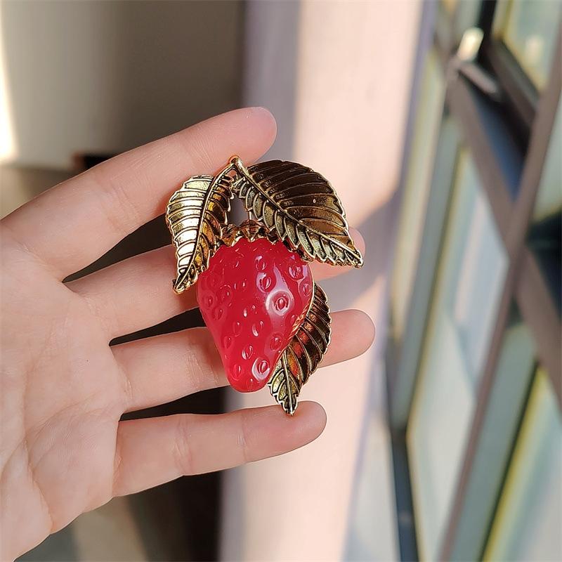 Креативная брошь из желейной смолы в виде клубники, сладкая брошь-фрукт, аксессуар для женского пальто и куртки