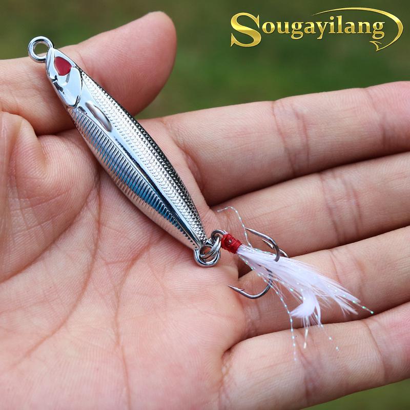 Серебристая металлическая приманка (маленькая рыбка, мормышка) с тройным крючком и пером