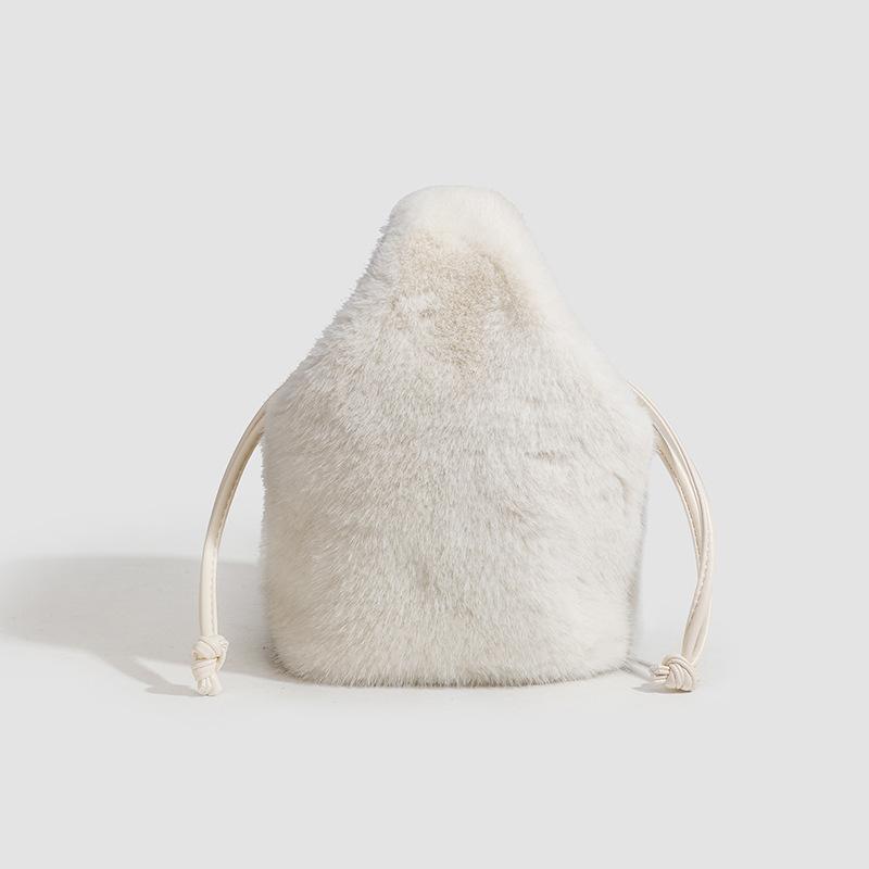 Осенние и зимние шерстяные сумки для женщин с нишевыми дизайнами для сумок-ведр Модные ручные сумки Трендовые плюшевые сумки через плечо