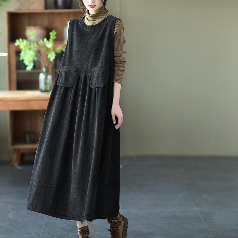 Женское вельветовое платье средней длины без рукавов с круглым вырезом и укороченными складками с разрезом по подолу