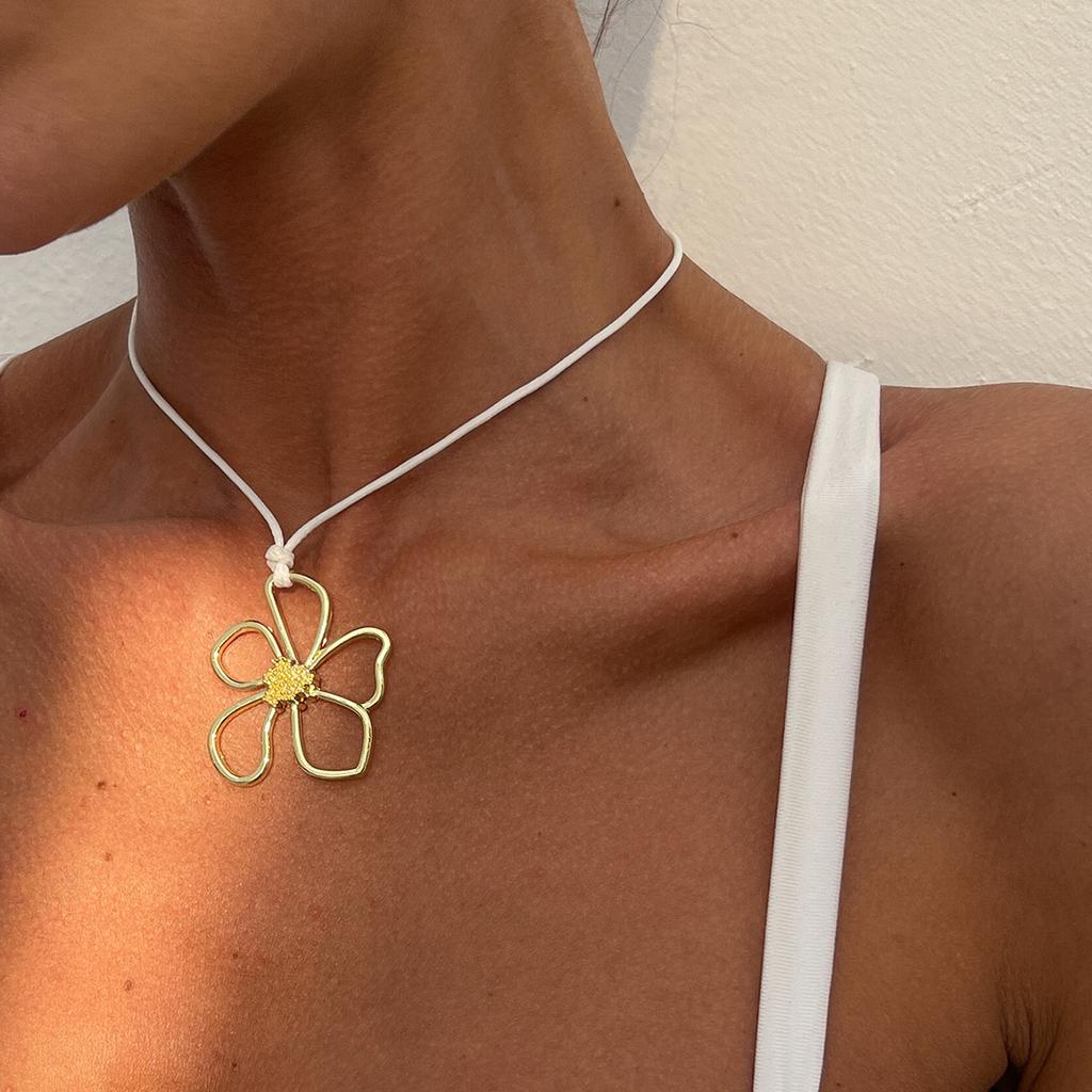 Персонализированное нишевое ожерелье с подвеской в виде цветка Женское ожерелье-чокер из сплава с большим цветком в стиле сладкого ветра, полое