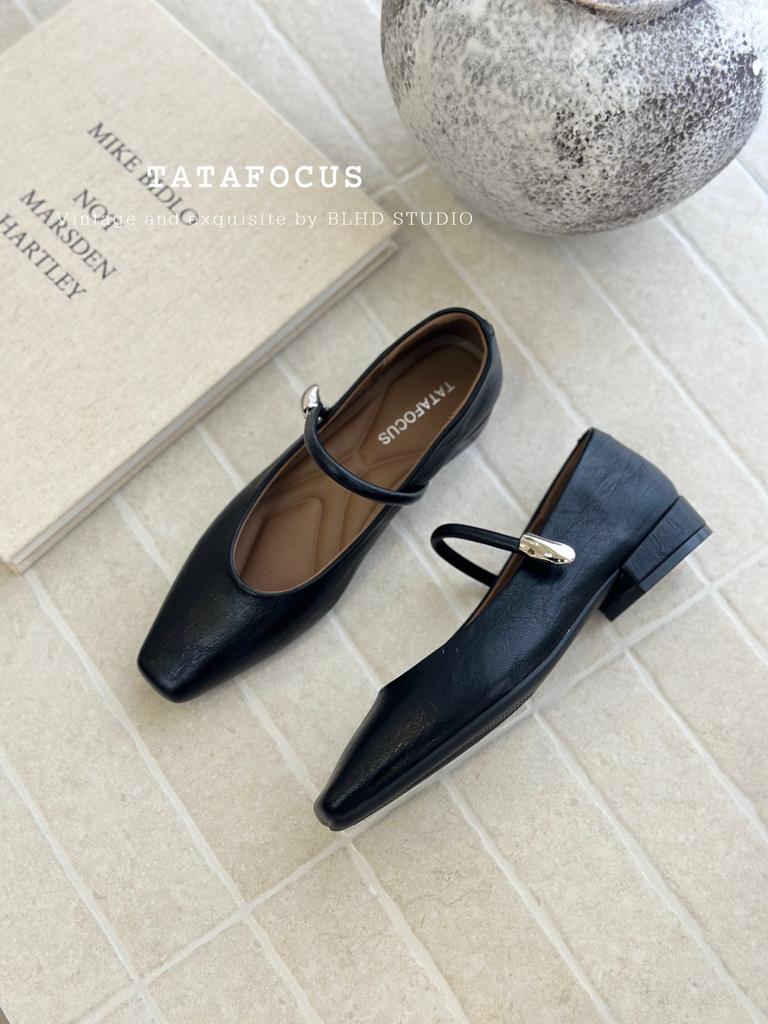 Французские ретро простые туфли Мэри Джейн женские 2025 осень новые с мелким вырезом на одном ремешке с маленьким квадратным носком показывающие ступни маленькие одинарные туфли