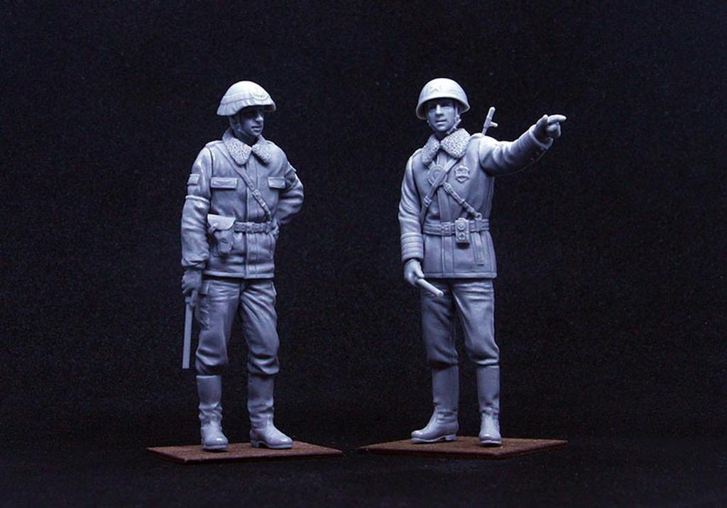 Valkyrie Miniature Current German Cold War Traffic Military Police Set 2 Pieces Resin Kit VM35032 1/35 Russian/Soviet/East
