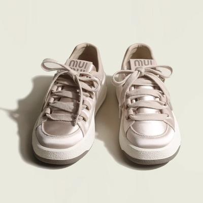 [Abs Store] Высококачественные кроссовки на толстой подошве, женские шелковые атласные ретро повседневные туфли, модные маленькие белые кроссовки