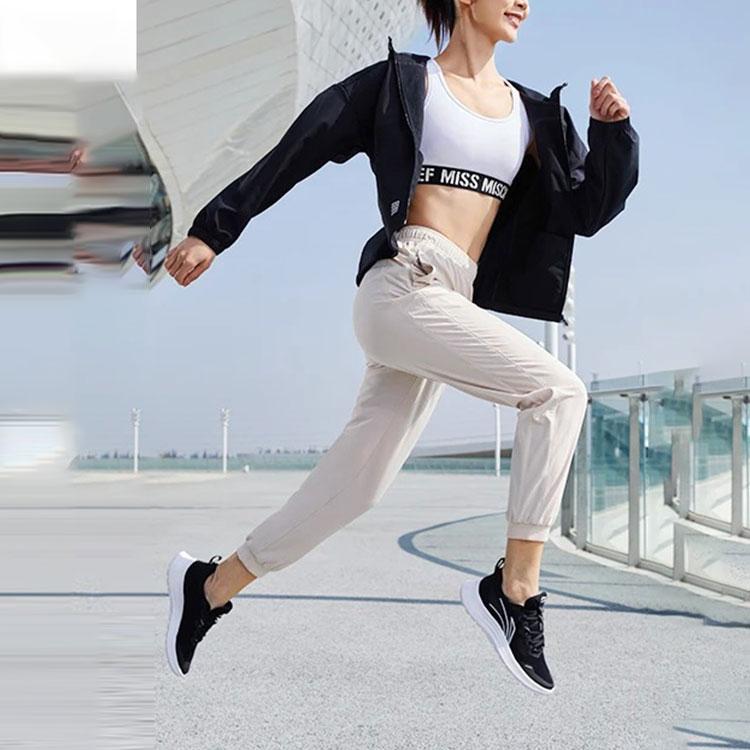 Li Ning Fitness Series однотонные эластичные быстросохнущие зауженные спортивные длинные брюки женские плавки овсяно-серого цвета AYKS358-3