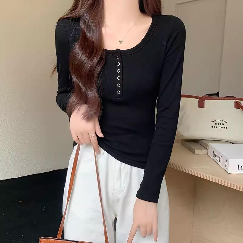 Белая футболка с полуоткрытым воротником, застегивающаяся на пуговицы, с длинными рукавами для женщин, осенний дизайн, нишевая модель, внутренний слой без талии, нижняя часть рубашки сверху