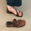 Ретро слово на толстой подошве с квадратным носком с сандалиями женщины носят летом с юбками повседневные две сандалии