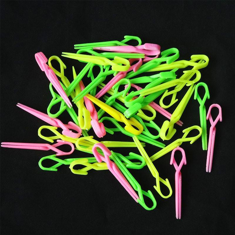 Парикмахерские зажимы для разделения прядей и их фиксации, а также бумага для химической завивки холодного типа.