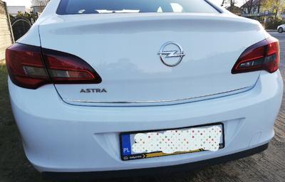 Седан Opel ASTRA J — Хромированная отделка багажника — Акцент на задней двери — Деталь задней части автомобиля премиум-класса — Тюнинг Shine Enhancer