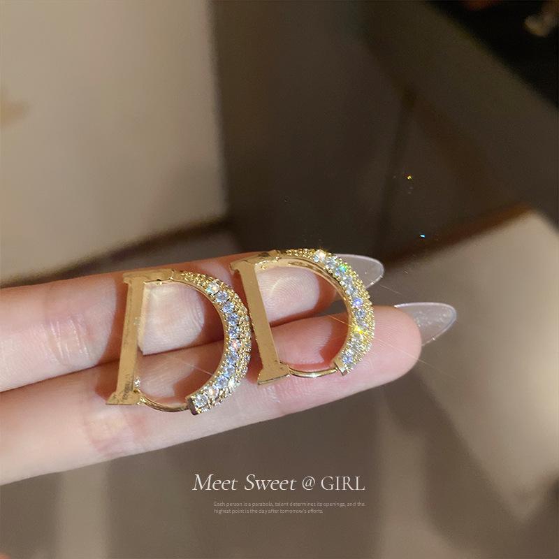 Циркониевые золотые серьги-каффы с буквой D: Женские серьги-пусеты класса люкс с универсальным нишевым дизайном.