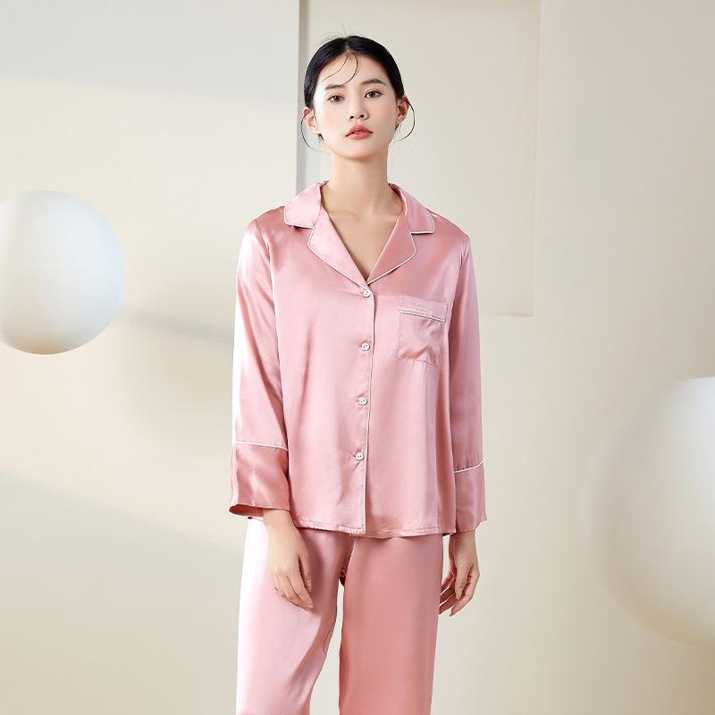 Yuyue Women's Long-Sleeved Mulberry Silk Pajamas: Breathable and Loose-Fitting Sleepwear for Spring and Summer.