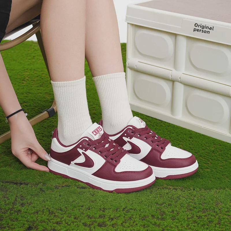 Женские кроссовки в гонконгском стиле: 2024 Модные повседневные белые спортивные туфли на шнуровке