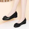 Туфли на танкетке из натуральной мягкой кожи, женские, осенние, новые, универсальные, удобные, черные, на плоской подошве, из мягкой кожи, для мам, маленькие, кожаные туфли
