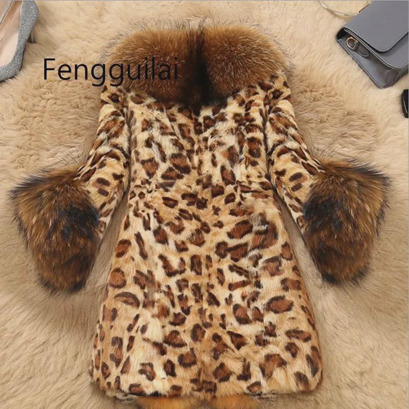 Женская шуба средней длины из искусственного меха с леопардовым принтом и воротником из енота