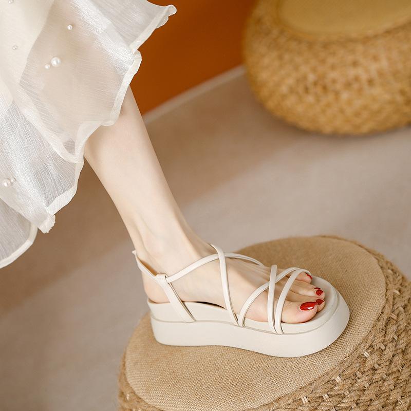 Сандалии на толстой подошве женские 2024 новые летние мягкие подошвы высокие повседневные римские сандалии маленькие женские туфли сандалии женские сандалии