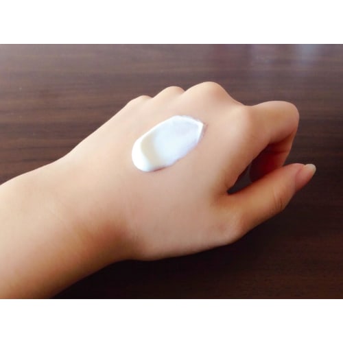 Medicated White Hand Cream: Prevents blemishes and freckles, whitens hands, contains placenta, suppresses melanin, moisturizes, treats dryness, fine l