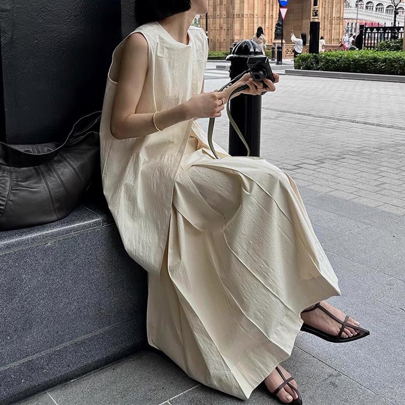 Облачный всплеск: Дзен-стиль Деконструированная плиссированная юбка и комплект жилета на бретелях