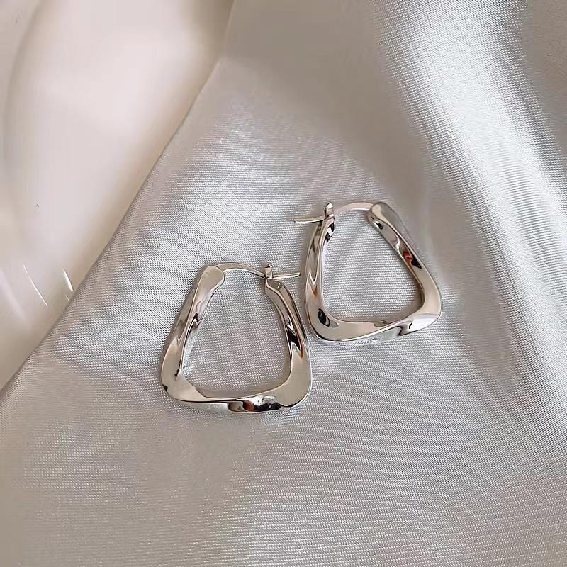 «Высококачественные металлические классические ретро-серьги — европейский и американский стиль, женская холодная ниша, мода знаменитостей»