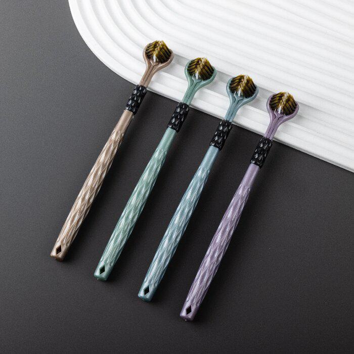 Зубная щетка для взрослых с тройной антибактериальной головкой 360°: Очищает зубы и язык, Мягкая щетина, Семейная упаковка