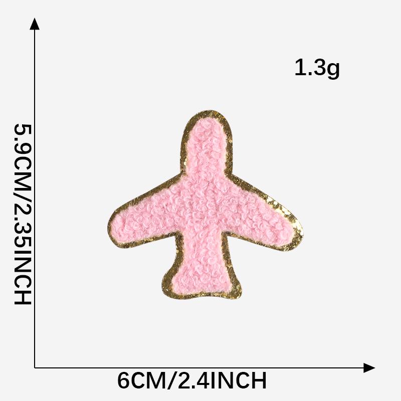 Полотенце из синели с золотой окантовкой, вышитыми нашивками в виде молний и радуги