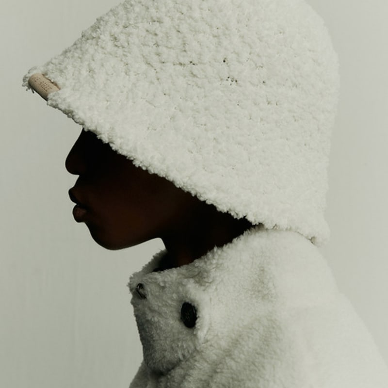Шляпа-колокол из искусственного мутона RE RHEE COCONUT MILK