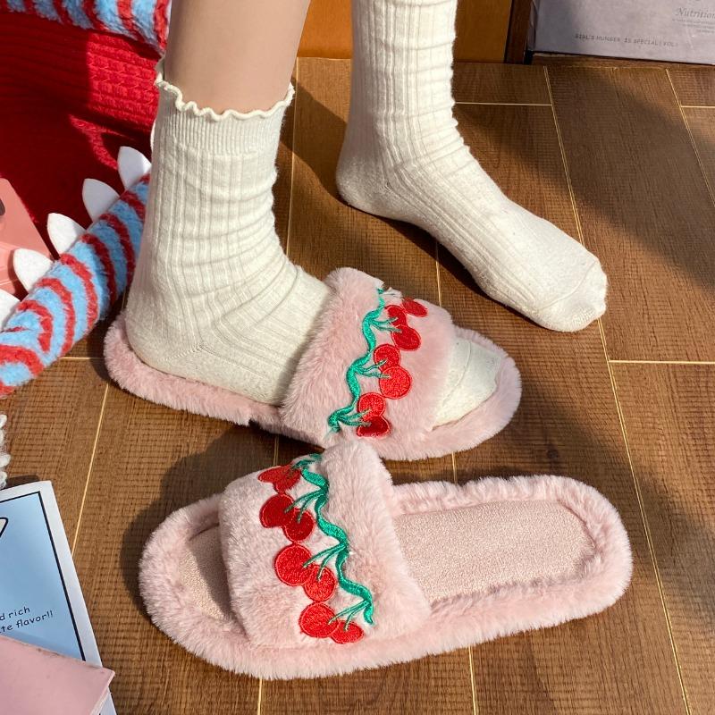 Мода 2025 Новые летние пушистые тапочки с вышивкой клубники и вишни, домашние тапочки, женские тапочки, повседневная и удобная обувь