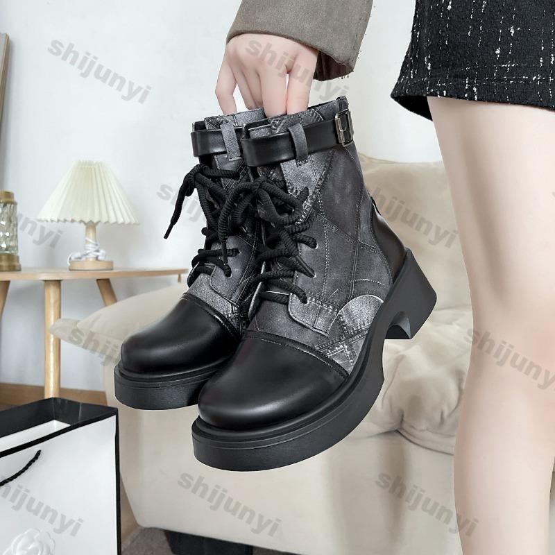 Женские ботинки 2024 года, осенний новый тренд, теплые ботинки в стиле ретро, тканевые, с круглым носком, на шнуровке, на толстой подошве, увеличивающие рост, с ремнем и пряжкой, ботильоны