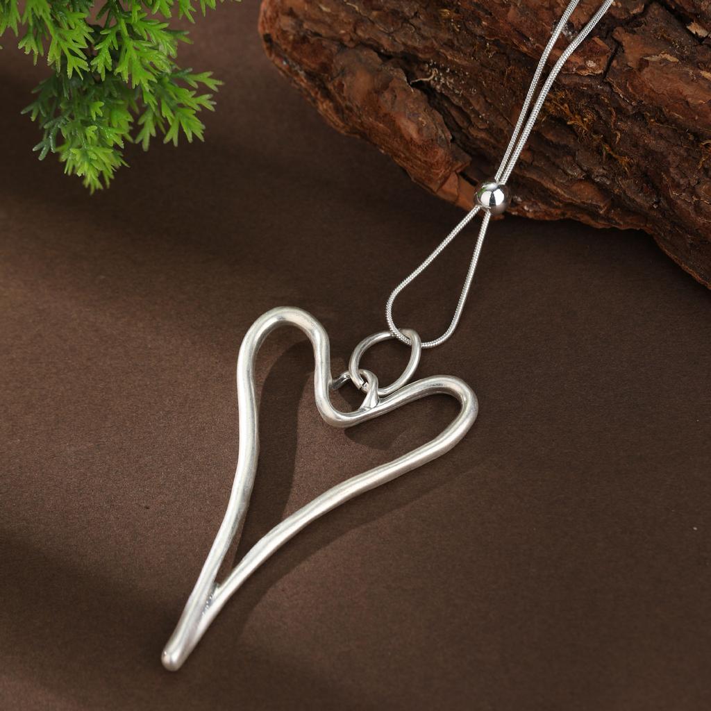 Новый матовый полый геометрический кулон в виде сердца, женское простое высококлассное колье с застежкой-пуговицей в форме сердца