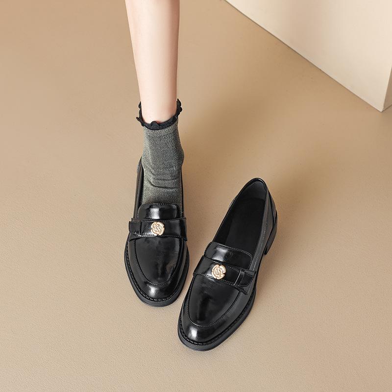 Французский стиль Slip On Basic Shoes Женская ретро-обувь Осень-Весна Женские туфли на плоской подошве Slip On Metal Button Leather Shoes