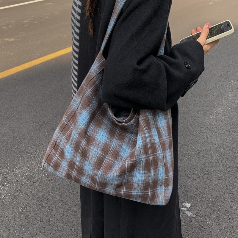 Вместительная клетчатая холщовая сумка женская 2025 новая осенне-зимняя ретро повседневная нишевая наплечная сумка сумка-тоут для поездок на работу